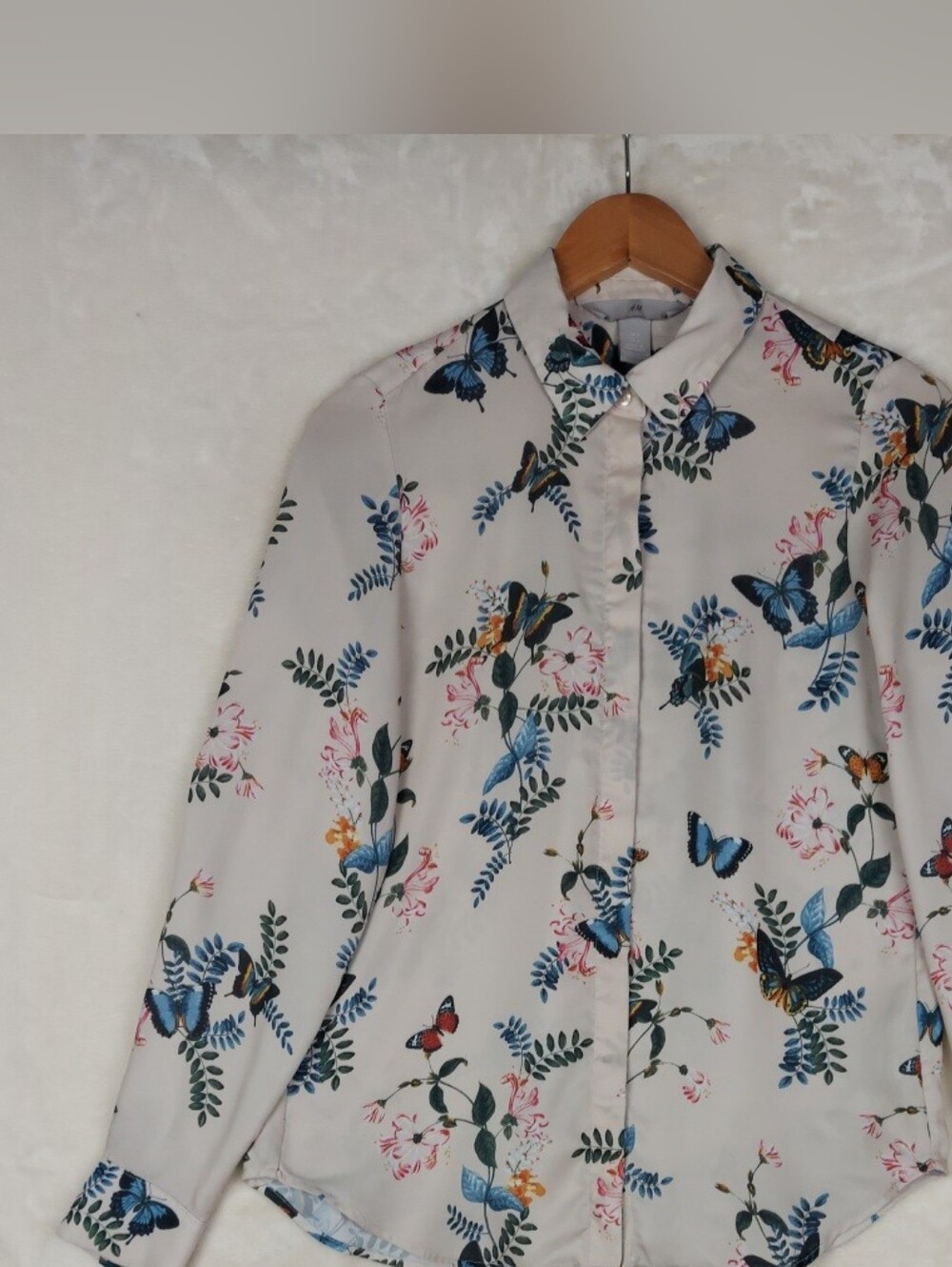H&M Butterfly Blouse Womans XXS Beige Floral L/Sleeve Button Up Feminine Office